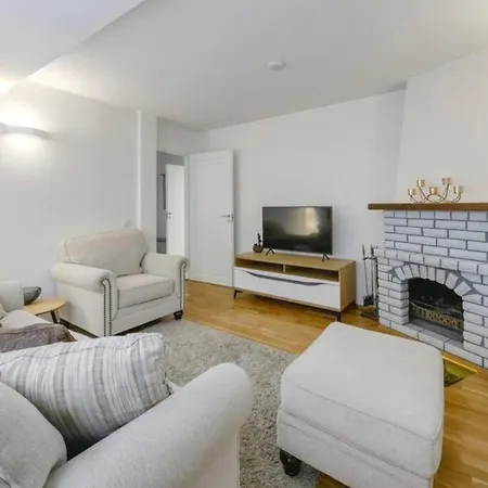 Floor With Two Balconies In The Old Town شقة